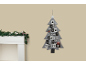 Božićni adventski kalendar u obliku drvca s bijelim kaminom ukrašenim vijencem.