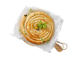 Spiralni burek sa sirom i špinatom s svježim začinskim biljem na papiru za pečenje.