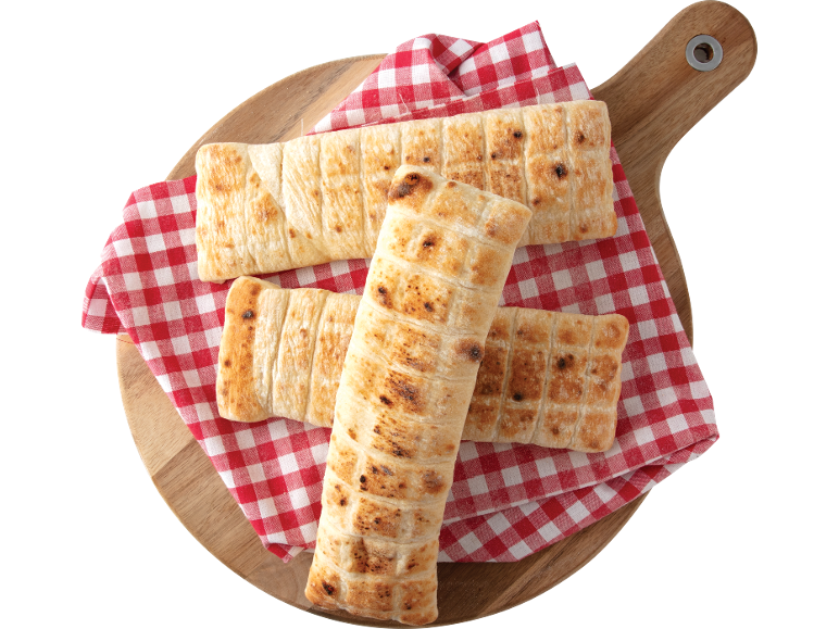 Grilani kruh na crveno-bijeloj kariranoj tkanini na drvenoj dasci