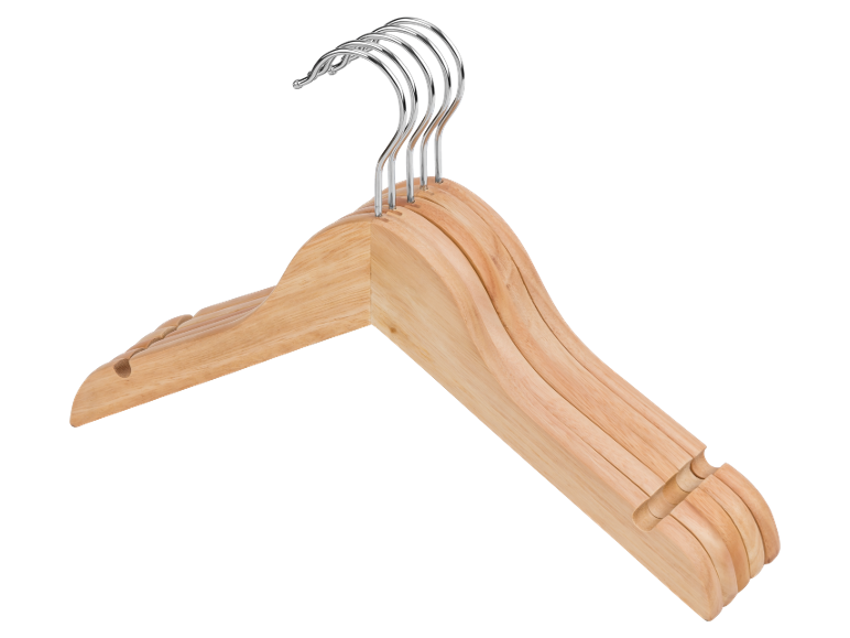Set drvenih vješalica s metalnim kukama.