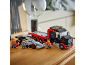Set za izgradnju trkaćeg kamiona i bolida Formule 1 s figurama na drvenom stolu.