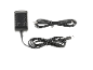 Crni adapter za napajanje s audio jack kabelom i DC kabelom za napajanje.