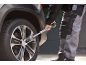 Muškarac zateže vijke na kotaču automobila moment ključem.