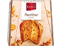 Klasični panettone s kandiranim voćem i grožđicama na drvenoj pozadini s božićnim ukrasima.
