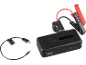 Crni prijenosni pokretač akumulatora s crvenim i crnim stezaljkama za pokretanje i USB kabelom za punjenje.
