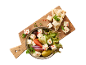 Grčka salata s feta sirom, maslinama, povrćem i pita kruhom na drvenoj dasci.