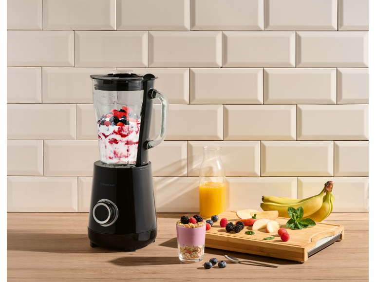 Blender s bobičastim voćem i jogurtom, sa svježim voćem i sokom sa strane.
