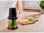 Crni sjeckalica s sastojcima za pesto na kuhinjskom pultu.