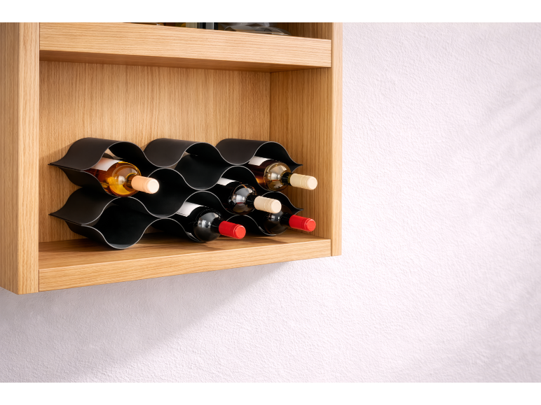 Drveni stalak za vino sa šest boca crnog i bijelog vina u crnom, valovitom držaču.