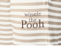 Prugasta pidžama u bež i bijeloj boji s natpisom „winnie the Pooh“.