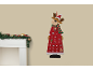 Božićni adventski kalendar u obliku soba s 24 džepa na bijelom kaminu s vijencem.