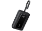 Crni power bank s integriranim USB-C kabelom i digitalnim zaslonom koji prikazuje 100% napunjenosti.