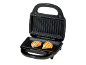 Električni roštilj s dva komada grilane piletine na crnoj pozadini.
