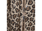 Detalj jakne s leopard uzorkom, patentnim zatvaračem i drukerima.