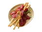 Bresaola s grisinima i timijanom na zlatnom tanjuru