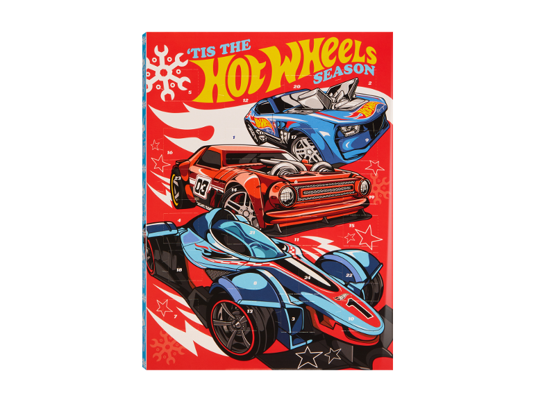 Crveni adventski kalendar s trkaćim automobilima i tekstom ''Tis the Wheels Season'.
