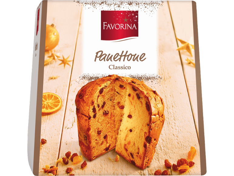 Klasični panettone s kandiranim voćem i grožđicama na drvenoj pozadini s božićnim ukrasima.