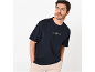 Muška tamnoplava majica s natpisom „K.B. BLACK MAMBA“ i bež hlače.