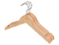 Set drvenih vješalica s metalnim kukama.