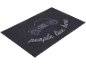 Sivi otirač s automobilom i tekstom „COOL people live here“.