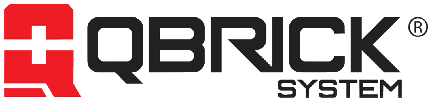 Logotip s crvenim simbolom i crnim tekstom 'QBRICK SYSTEM'.