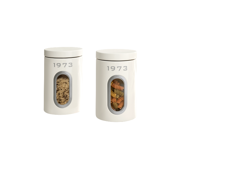 Dvije bež posude za pohranu s tjesteninom i rižom, označene „1973“.