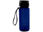 Plava boca za vodu s crnim poklopcem i remenom, s mjernim oznakama do 650 ml.