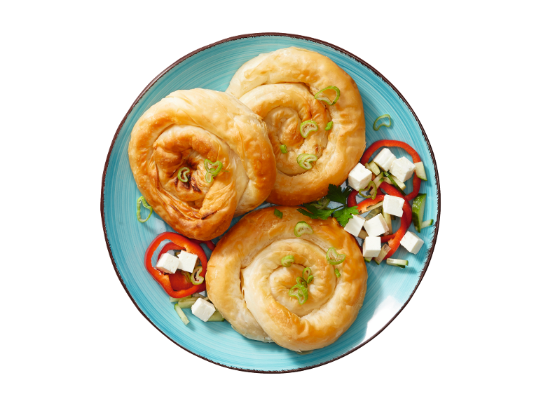 Börek sa sirom i špinatom s crvenom paprikom, krastavcem i feta sirom.