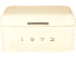 Krem kutija za kruh s prorezom i reljefnim brojevima „1973“.