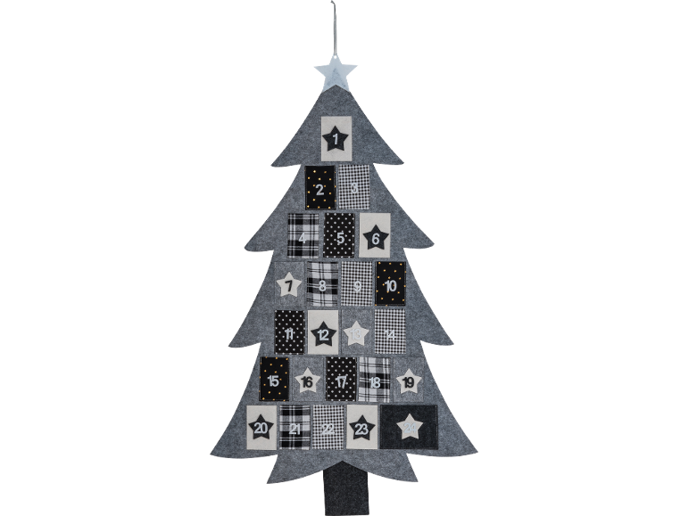 Filcani adventski kalendar u obliku božićnog drvca s crno-bijelim džepovima s brojevima od 1 do 24.