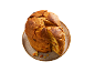 Panettone s kandiranim voćem i grožđicama, s odrezanim komadom, na tanjuru.