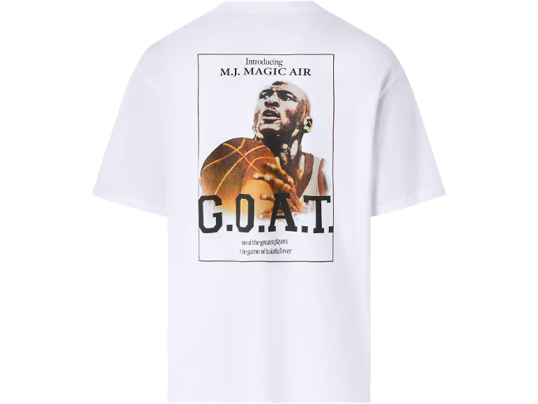 Bijela majica s printom košarkaša i tekstom „G.O.A.T. one of the greatest players in the game of basketball ever“.