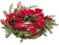 Božićni vijenac s crvenim božićnim zvijezdama, bobicama i zelenim lišćem.