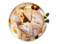 Panettone s šećerom u prahu, komadićima kandiranog voća te ukrasima od mente i naranče.
