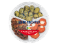 Plata predjela s mariniranim zelenim maslinama, sušenim rajčicama i punjenim cherry paprikama.