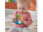 Beba se igra šarenom zvečkom u obliku ljenivca.