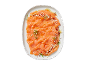 Carpaccio od lososa s ružičastim paprom, naribanim sirom i svježim začinskim biljem.