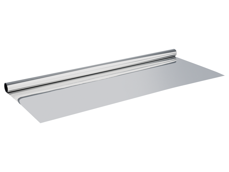 Rola srebrne aluminijske folije na crnoj pozadini