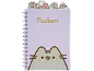 Ljubičasta spiralna bilježnica s crtanim mačkama i zlatnim natpisom „Pusheen“.