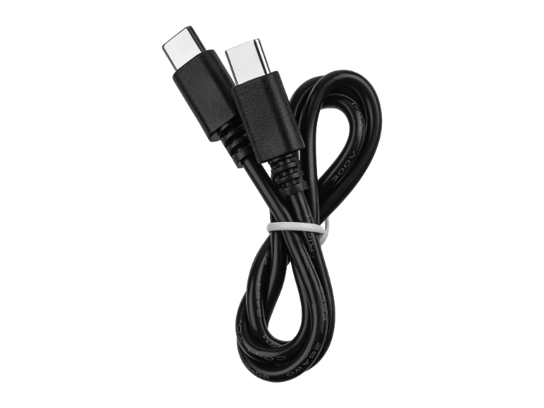 Crni USB-C kabel s metalnim konektorima, vezan bijelom vezicom.
