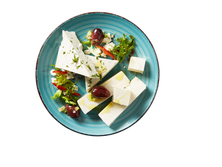 Feta sir, masline i salata na plavom tanjuru.