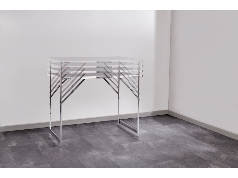 Aluminijski sklopivi stol s podesivim nogama u praznoj sobi.