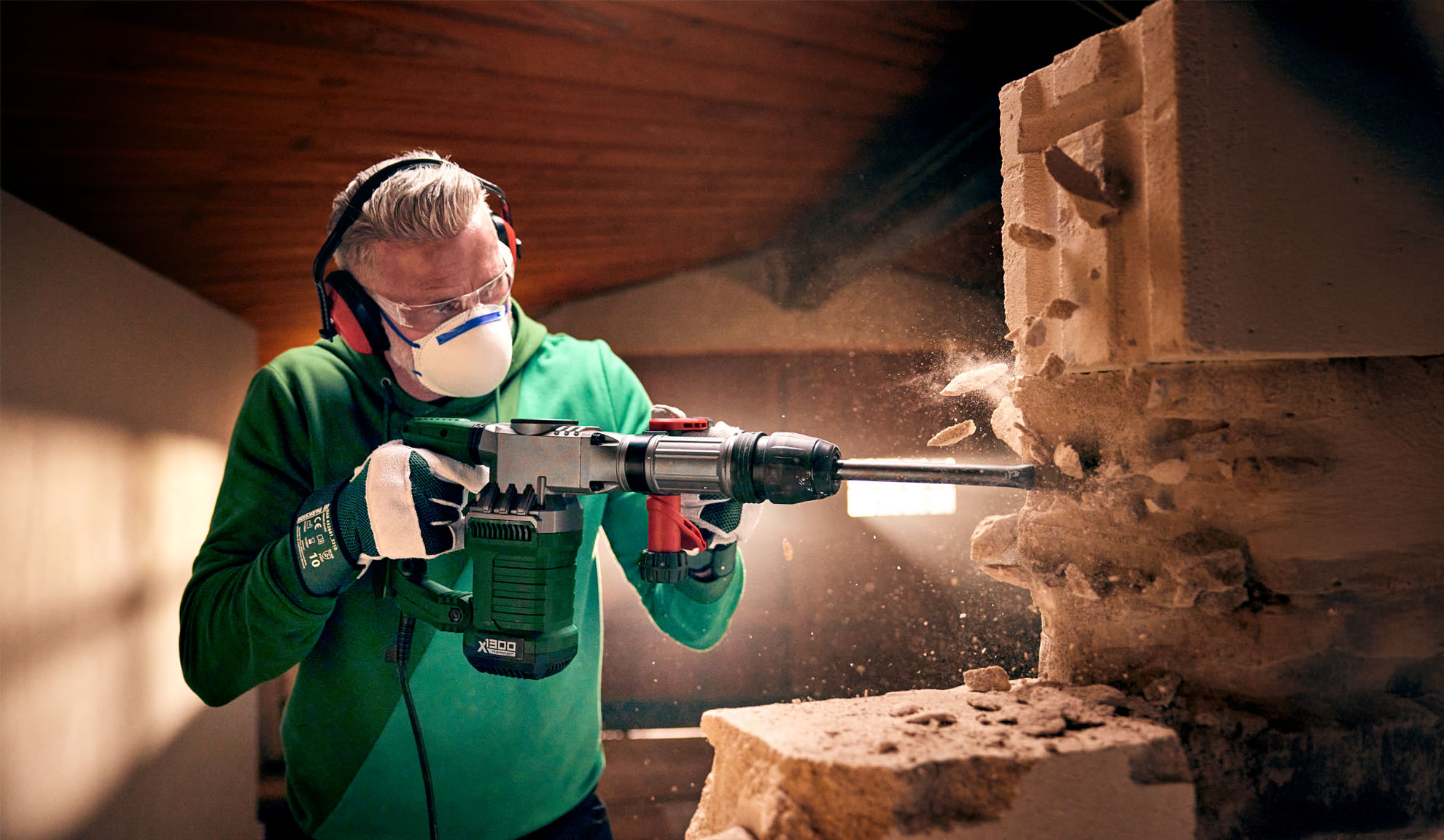 Muškarac koristi Worx X-BRUSHLESS čekić za rušenje kako bi razbio betonski blok.
