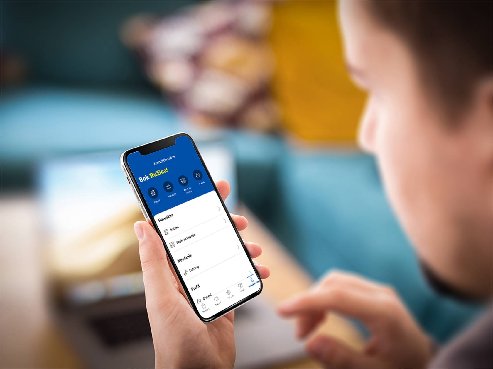 Osoba drži pametni telefon s aplikacijom Lidl Pay, prikazujući korisnički račun i opcije narudžbi.