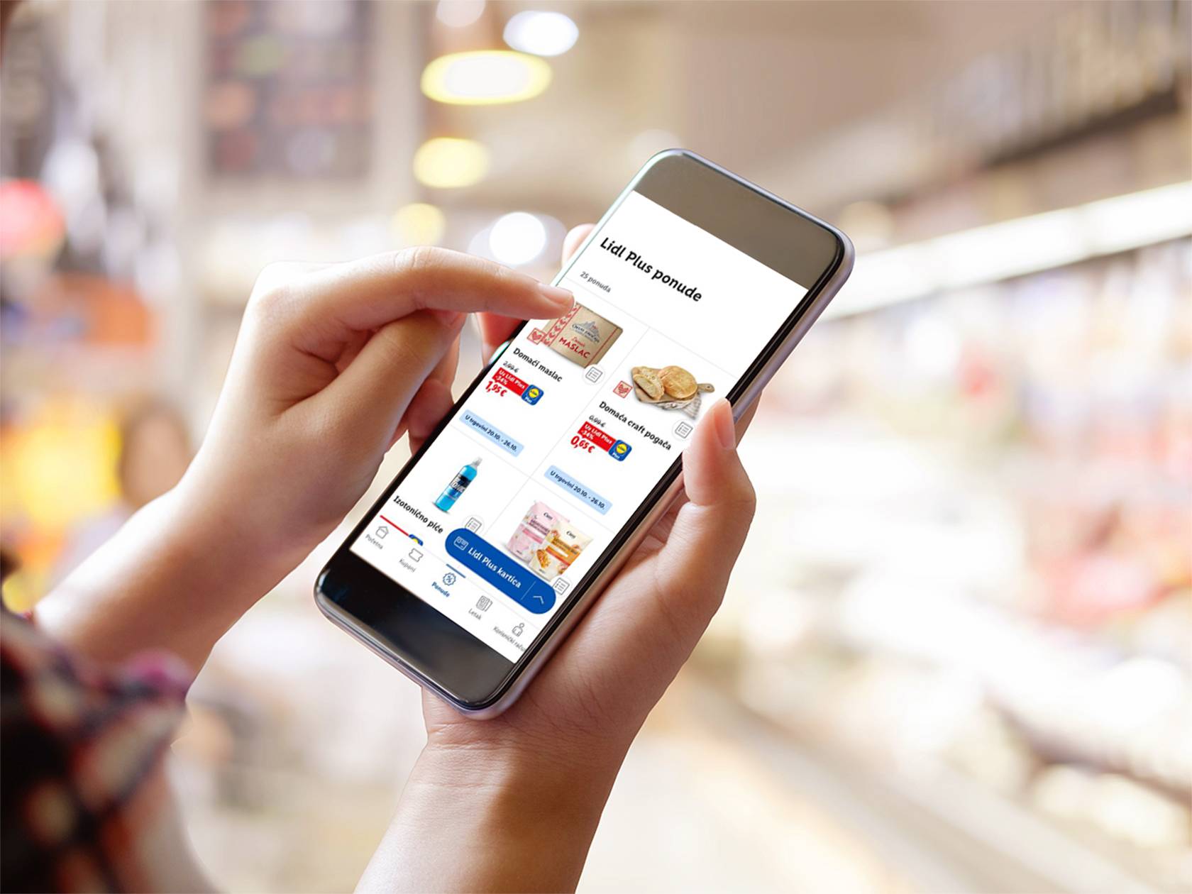 Osoba pregledava Lidl Plus ponude na pametnom telefonu, uključujući domaći maslac i craft pogaču.