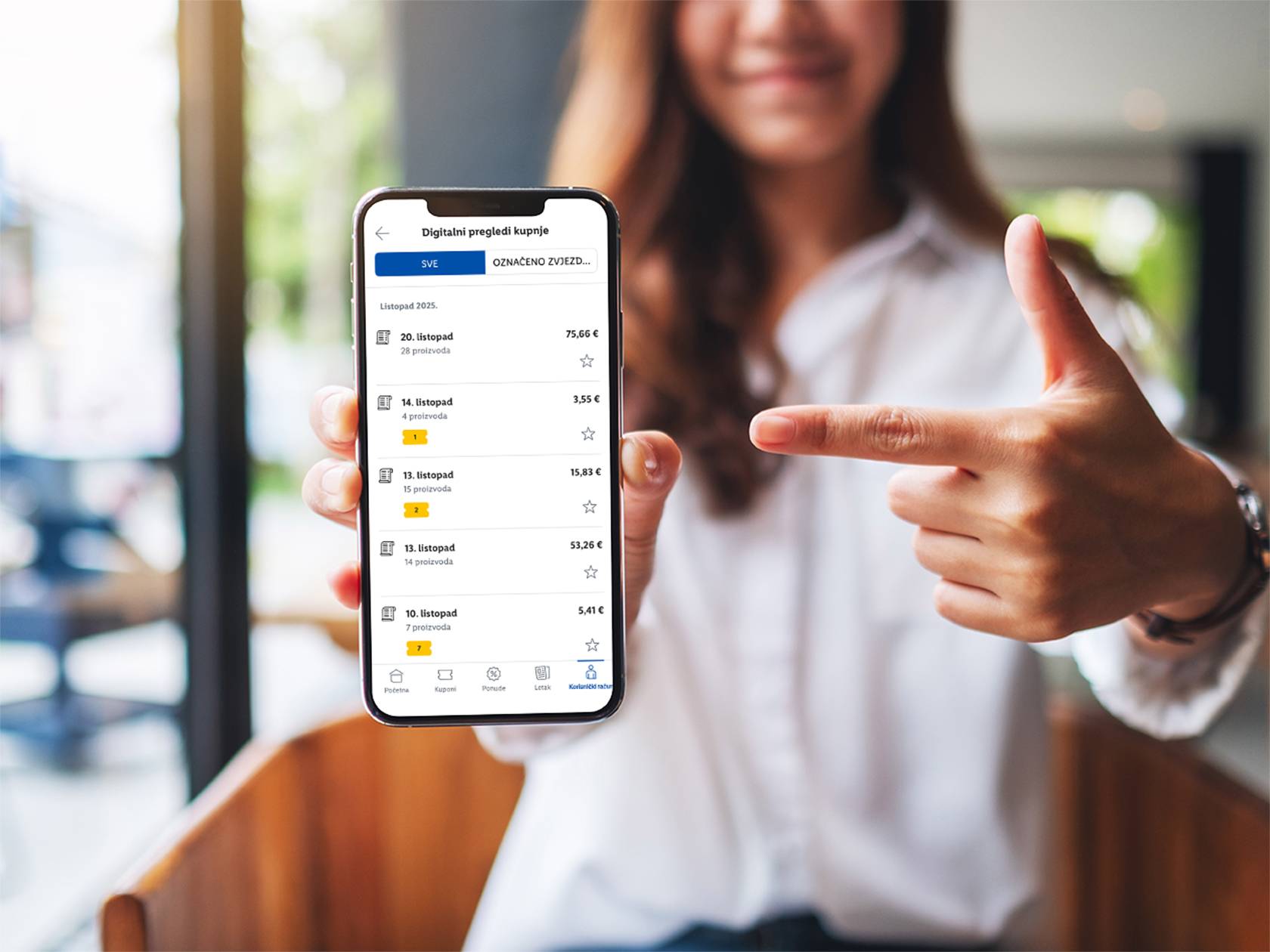 Žena drži pametni telefon s aplikacijom za kupovinu koja prikazuje digitalne preglede kupnji i iznose.