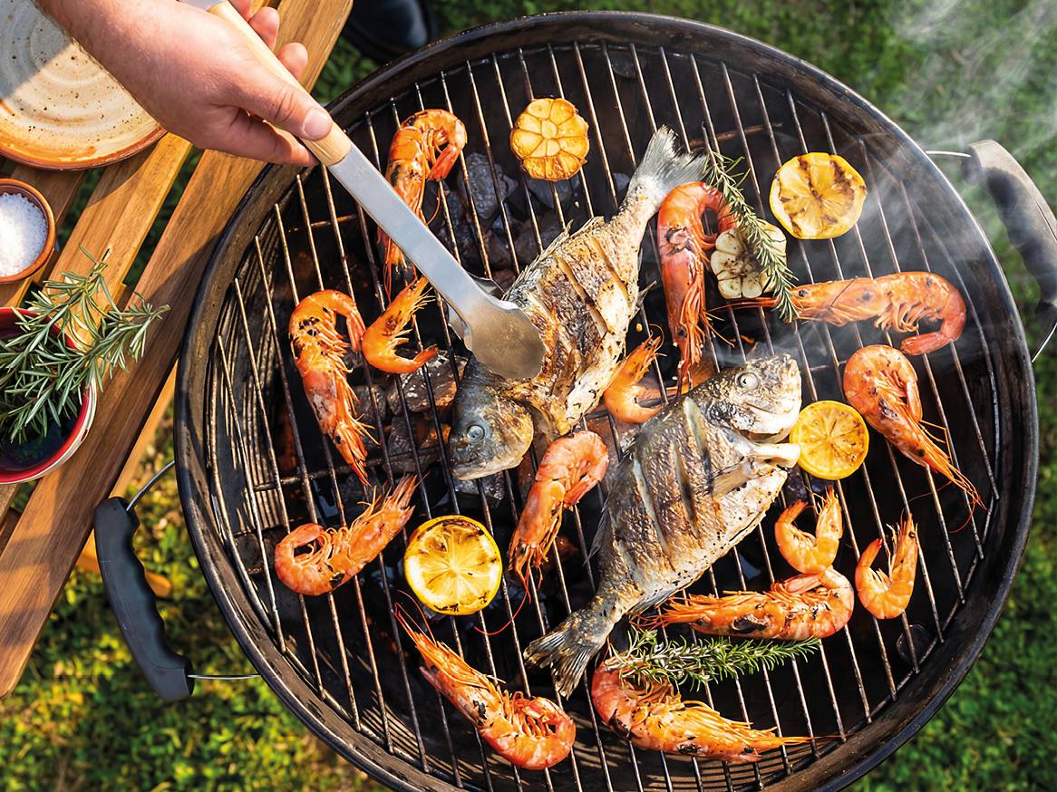 Riba i škampi na roštilju s limunom, češnjakom i ružmarinom.