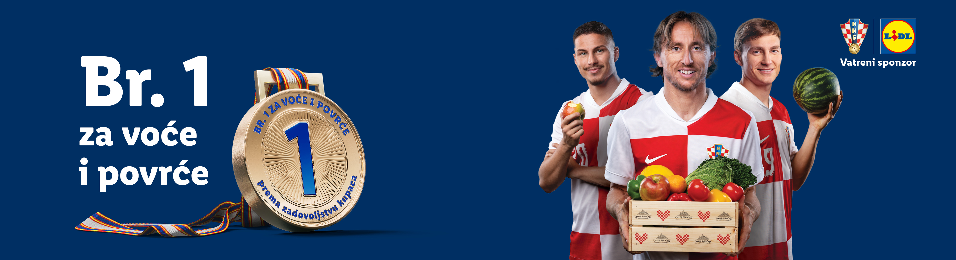 Br. 1 za voće i povrće, s nogometašima koji drže svježe voće i povrće.