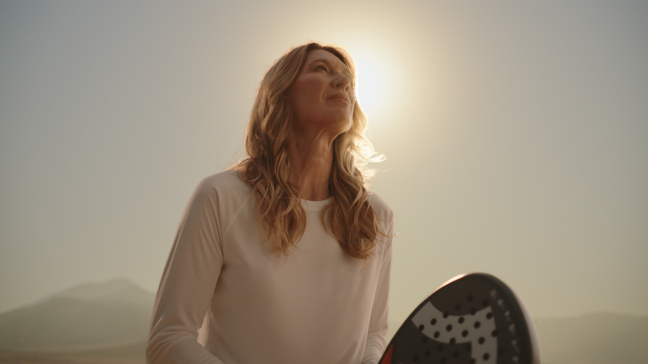 Generirala umjetna inteligencija – Stefanie Graf u sportskoj majici s reketom za padel
