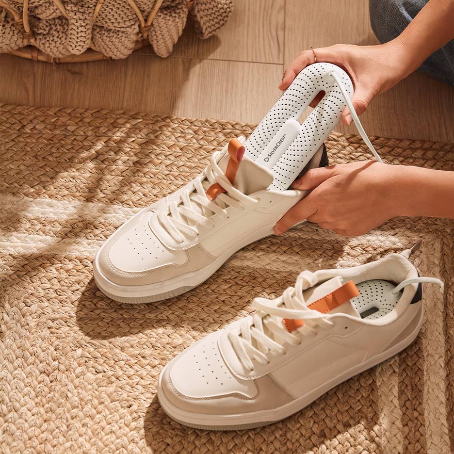 Silvercrest sušilo za cipele u bijelim tenisicama na pletenom tepihu.